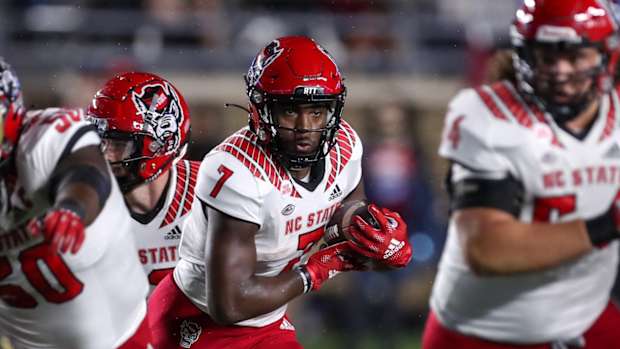 NC State RB Zonovan Knight running